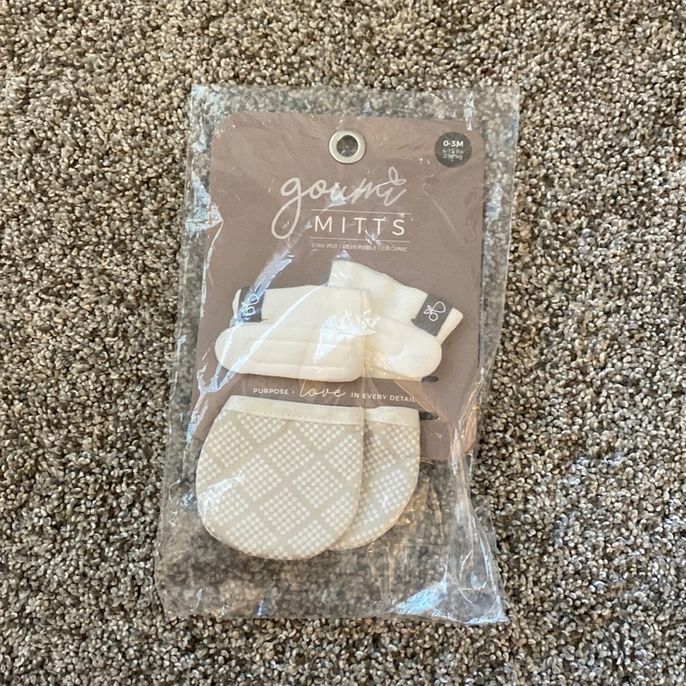 Goumi Scratch Mitts - NWT